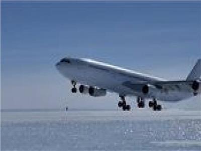 هبوط طائرة إيرباص A340 على المدرج الجليدي في القارة القطبية | فيديو      