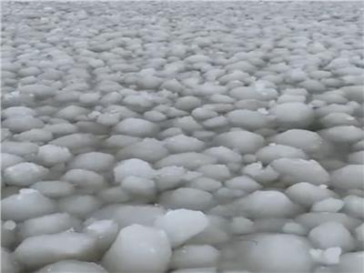 ظاهرة طبيعية غريبة.. كرات الجليد تغطي بحيرة مانيتوبا الكندية |فيديو  