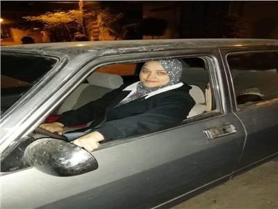 «نسمة» سائقة تاكسي نهارًا ومصورة أفراح ليلًا.. والسر الظروف الصعبة