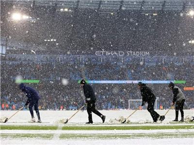 شاهد إزالة الثلوج من ملعب الاتحاد بين شوطي مباراة المان سيتي ووست هام 