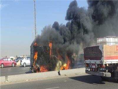 تفحم سيارة نصف نقل وكشك في حريقين بالعاشر من رمضان