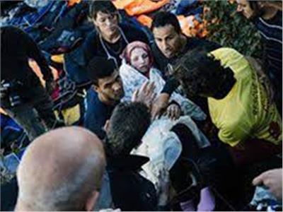 فتاة سورية تنجب مولودها على قارب مهاجر