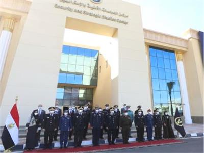 أكاديمية الشرطة تستقبل وفدًا من كلية الدفاع الوطني الإماراتي| صور