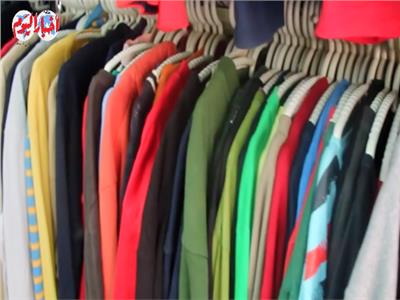 ملابس بالكيلو.. ماركات عالمية والدفع حسب الميزان| فيديو
