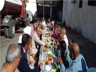 رئيس مدينة سفاجا على مائدة إفطار جماعي لموظفي الحملة الميكانيكية وعمال النظافة