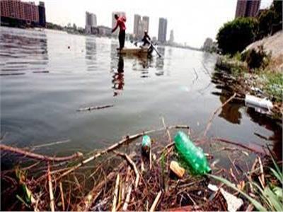 حكم إلقاء القمامة في مياه النيل والترع؟ الإفتاء تجيب 