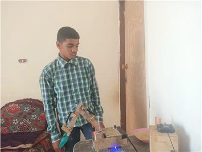 طالب فني بالدقهلية يبتكر ماكينة للري تعمل بدون وقود