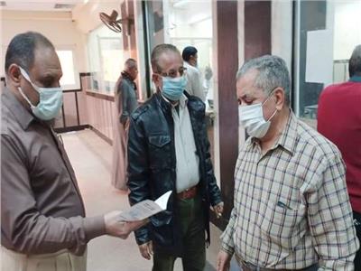 رئيس مركز ملوى يتابع منع دخول المواطنين للمنشآت الحكومية بدون كارت تطعيم «كورونا»