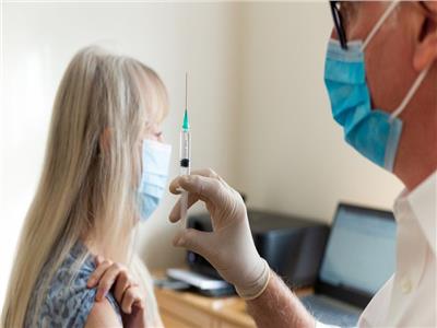 تعديل موعد إعادة التطعيم ضد كورونا من 6 أشهر إلى 3 في اليونان