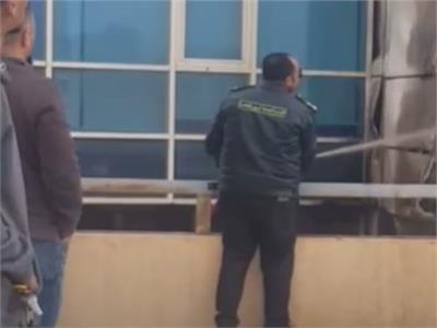ضابط مرور يتدخل لإنقاذ مبني من حريق هائل بالتجمع الخامس.. فيديو