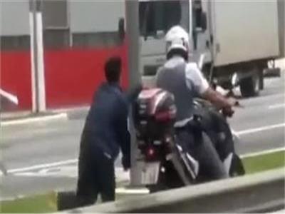 ضابط  شرطة يقيد تاجر مخدرات في دراجة نارية بالبرازيل| فيديو