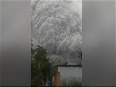 لحظات مروعة لثورة بركان «جبل سيميرو» في إندونيسيا| فيديو 