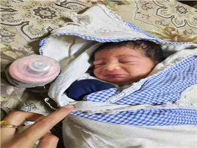 العثور على طفل حديث الولادة في محطة ترام الرمل بالإسكندرية| صور