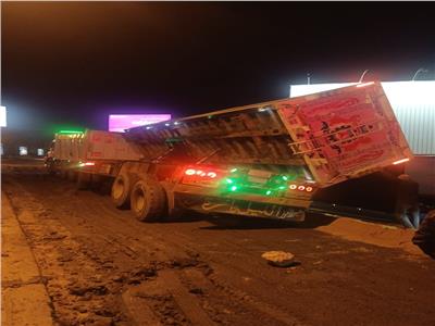 انقلاب سيارة نقل بمقطورة بطريق الإسكندرية الصحراوي| صور