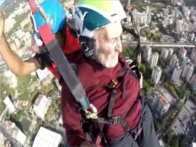 العمر مجرد رقم.. لبناني 87 عاما يعانق السماء