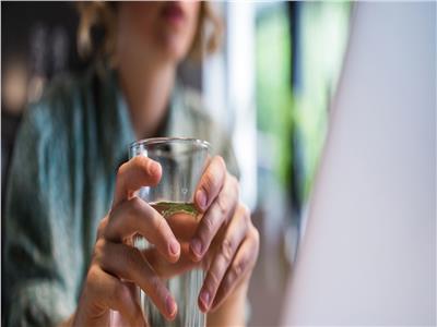 6 مخاطر صحية تنتج عن قلة شرب الماء.. منها «الصداع والجفاف»  