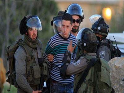 الاحتلال الإسرائيلي يعتقل 32 فلسطينيًا من الضفة الغربية