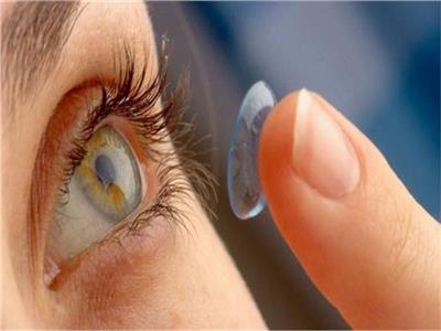 تسبب العمى.. أستاذ جراحة عيون يكشف خطر استخدام العدسات اللاصقة| فيديو