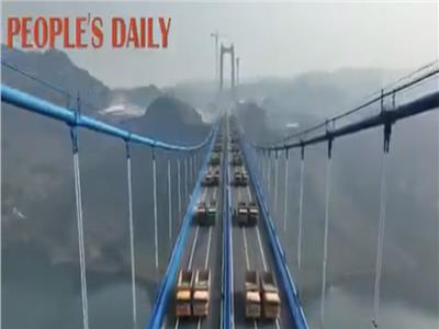 72 شاحنة وزنها 2500 طن لاختبار جسر معلق في الصين | فيديو  