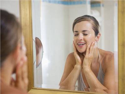 للسيدات.. الطريقة الصحيحة لتنظيف الوجه في فصل الشتاء