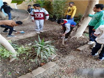 تلاميذ المقارين الابتدائية بقنا يغرسون ١١٠ أشجار بحديقة وفناء مدرستهم