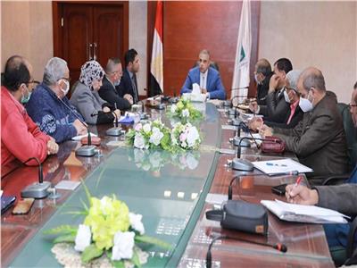 محافظ سوهاج يعقد اجتماعاً مع لجان التظلمات واسترداد أراضي أملاك الدولة