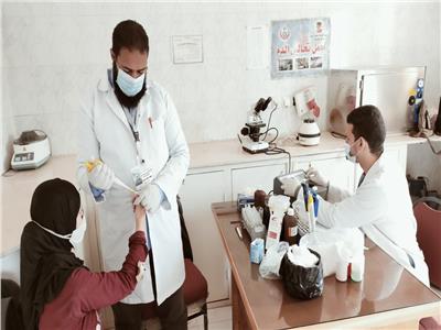 صحة المنيا تقدم الخدمات الطبية والعلاجية لـ 1880 مواطنا بمركز بني مزار