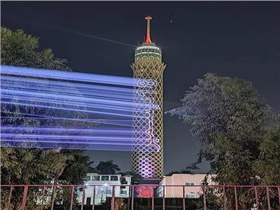 إضاءة برج القاهرة بألوان العلم القطري احتفالًا بيومها الوطني.. صور