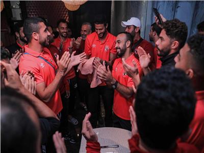 لاعبو الأهلي يحتفلون بعيد ميلاد محمد الشناوي| فيديو