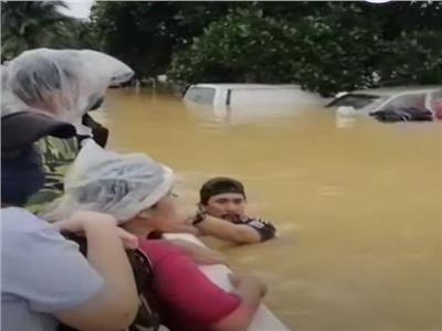 مياه الفيضانات تغمر المواطنين وتوقف الحياة في ماليزيا| فيديو