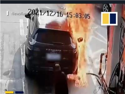 شاب يُشعل النار بإحدي السيارات داخل محطة وقود في الصين | فيديو