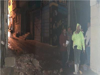 سقوط جزء من عقار خالي من السكان بسبب الأمطار بـ«دمنهور»| صور