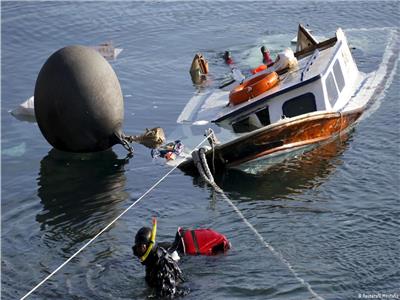 خفر السواحل اليوناني: إنقاذ 12 مهاجرًا وفقدان العشرات إثر غرق قاربهم