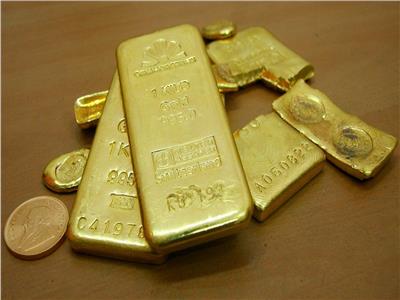 الذهب يصعد مع تراجع الدولار واستمرار مخاوف أوميكرون