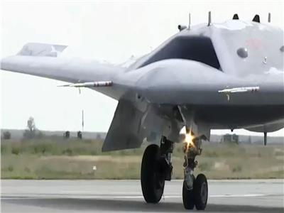 روسيا تطلق أول نموذج عملي من طائرة «إس-70» أوخوتنيك الصياد بدون طيار