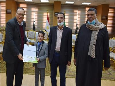 محافظ الشرقية يُكرم الطفل أحمد تامر لفوزة في المسابقة العالمية لحفظ القرآن 
