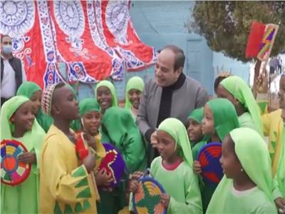 الرئيس السيسي يطلب من طفل نوبي شرح كلمات الأغنية الترحيبية | فيديو