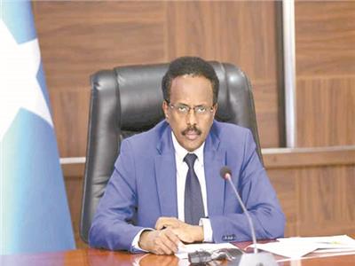 رئيس الصومال يعلق سلطات رئيس الوزراء ويوقف قائد البحرية