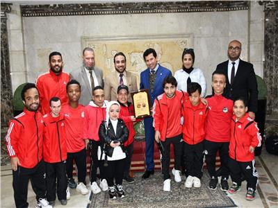 وزير الرياضة يلتقي فريق مصر لقصار القامة