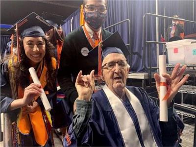 «عجوز أمريكي» يتخرج من الجامعة مع حفيدته وعمره 90 عاما