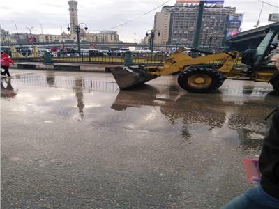 رفع مياه الأمطار من ميدان رمسيس لتسهيل الحركة المرورية  