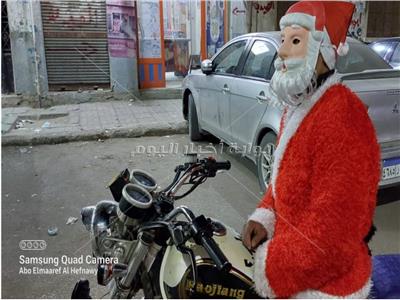 بابا نويل قنا يوزع الهدايا على الأطفال والزبائن يلتقطون صور السيلفي | صور