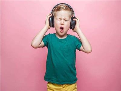 خبير ألماني يحذر من أضرار السمع التي قد تسببها سماعات الرأس لدى الأطفال