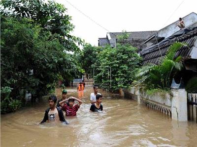 رئيس وزراء ماليزيا يزور ضحايا الفيضانات الأخيرة بالبلاد