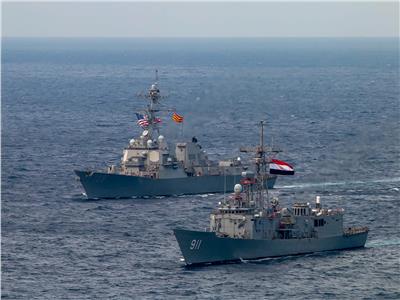 القوات البحرية المصرية والأمريكية تنفذان تدريبًا بحريًا عابرًا بالبحر الأحمر