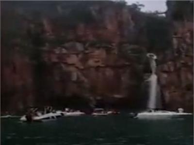«قتلى وجرحى» نتيجة سقوط كتلة صخرية على قوارب سياحية بالبرازيل| فيديو
