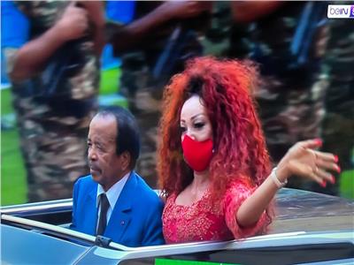 حفل الافتتاح.. رئيس الكاميرون يصل ملعب أولمبي رفقه زوجته
