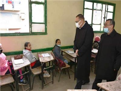 محافظ الشرقية يتفقد لجان امتحانات الصف الرابع الإبتدائي بمدرسة عبدالعزيز علي بالزقازيق