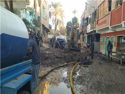 قطع المياه عن قرية شطورة بطهطا بسوهاج لإصلاح كسر ماسورة