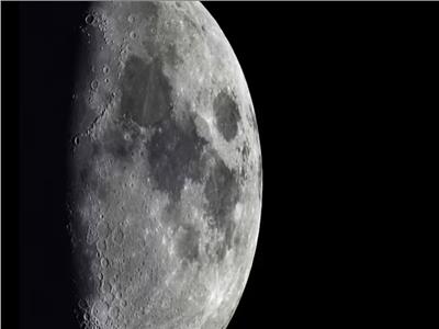 دراسة تكشف تكوين قشرة القمر 